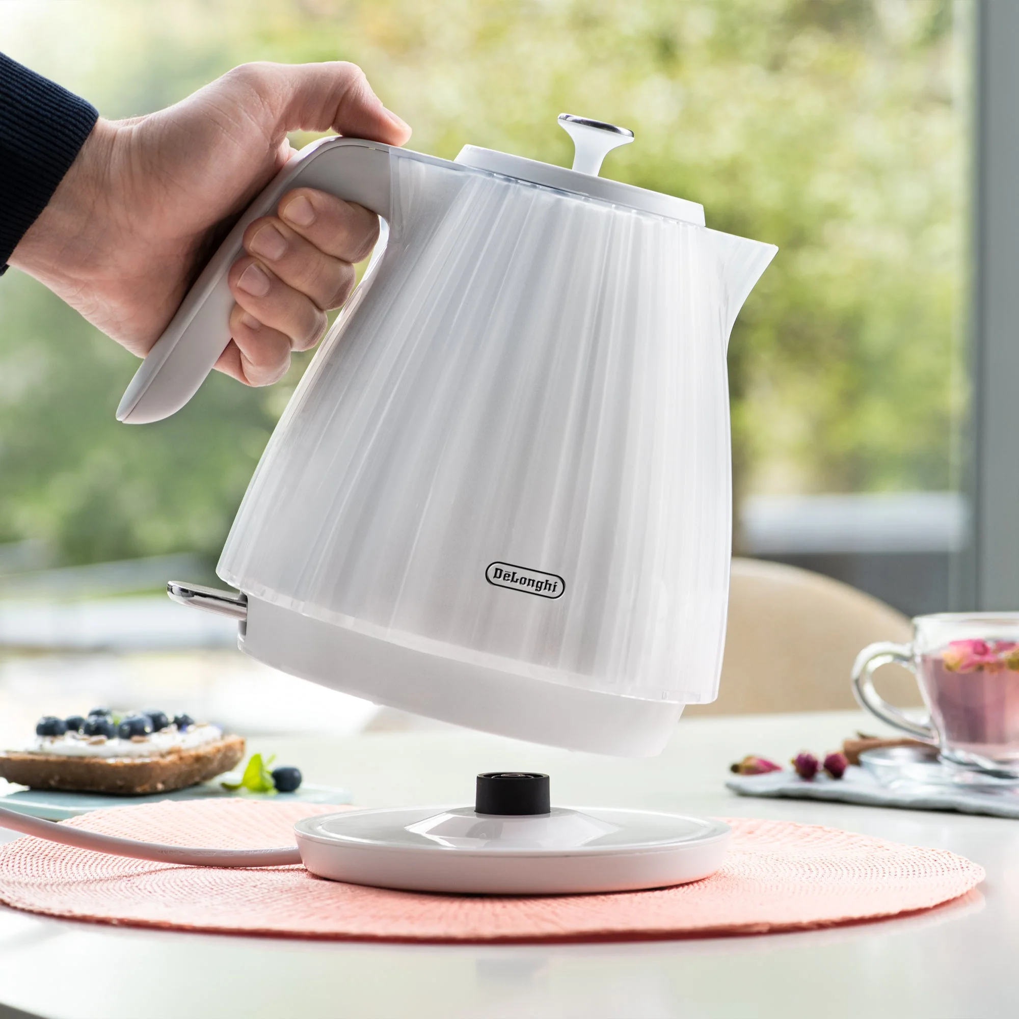 Delonghi KBD3001.W Opaline White Ballerina Kettle - Image 4