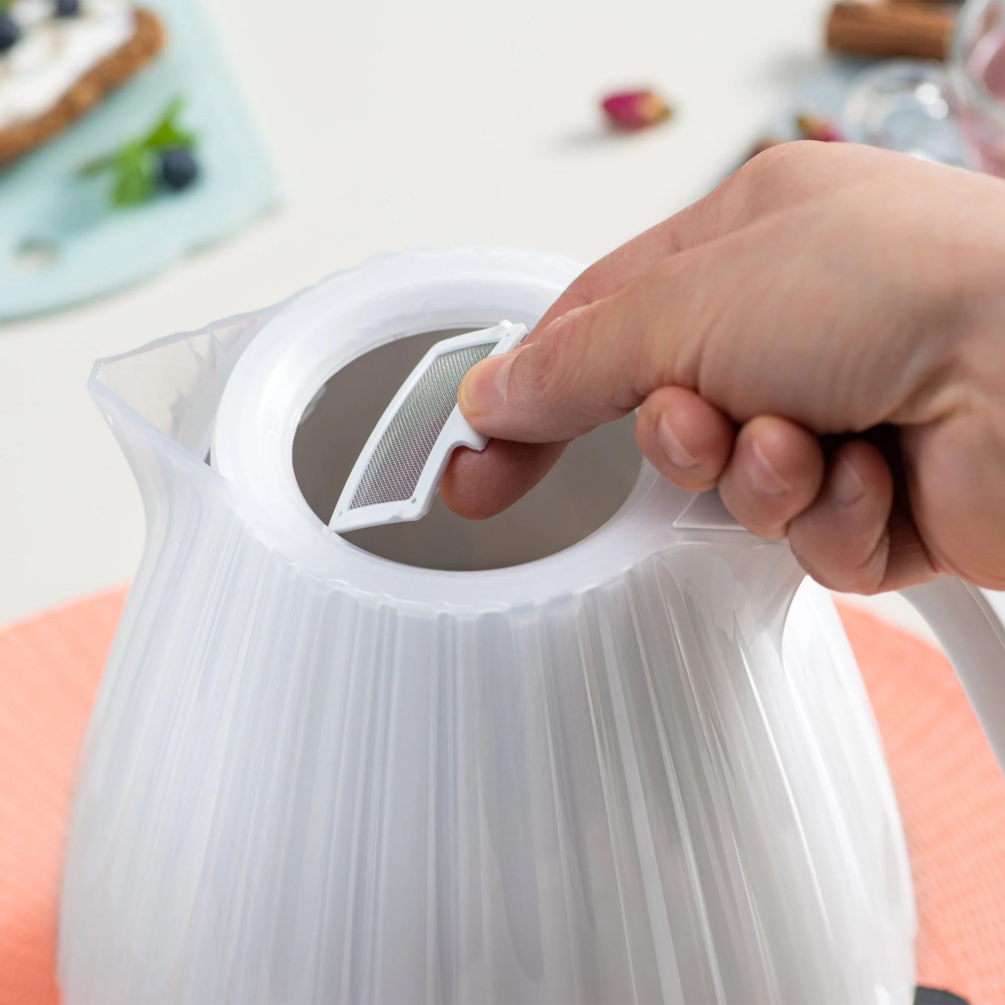 Delonghi KBD3001.W Opaline White Ballerina Kettle - Image 6