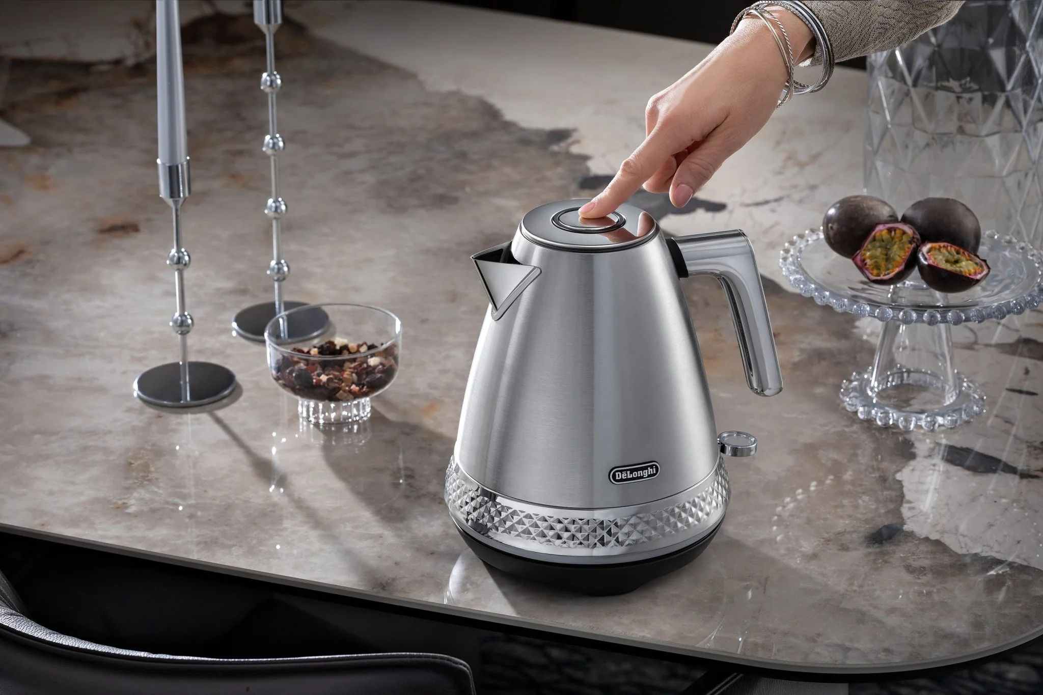 Delonghi ZA0210110224 Diadema Metal Finish 1.7L Electric Kettle - Image 3